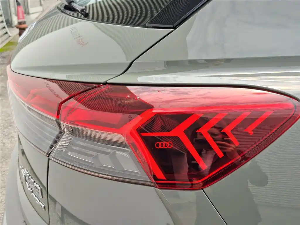 AUDI Q4 E TRON