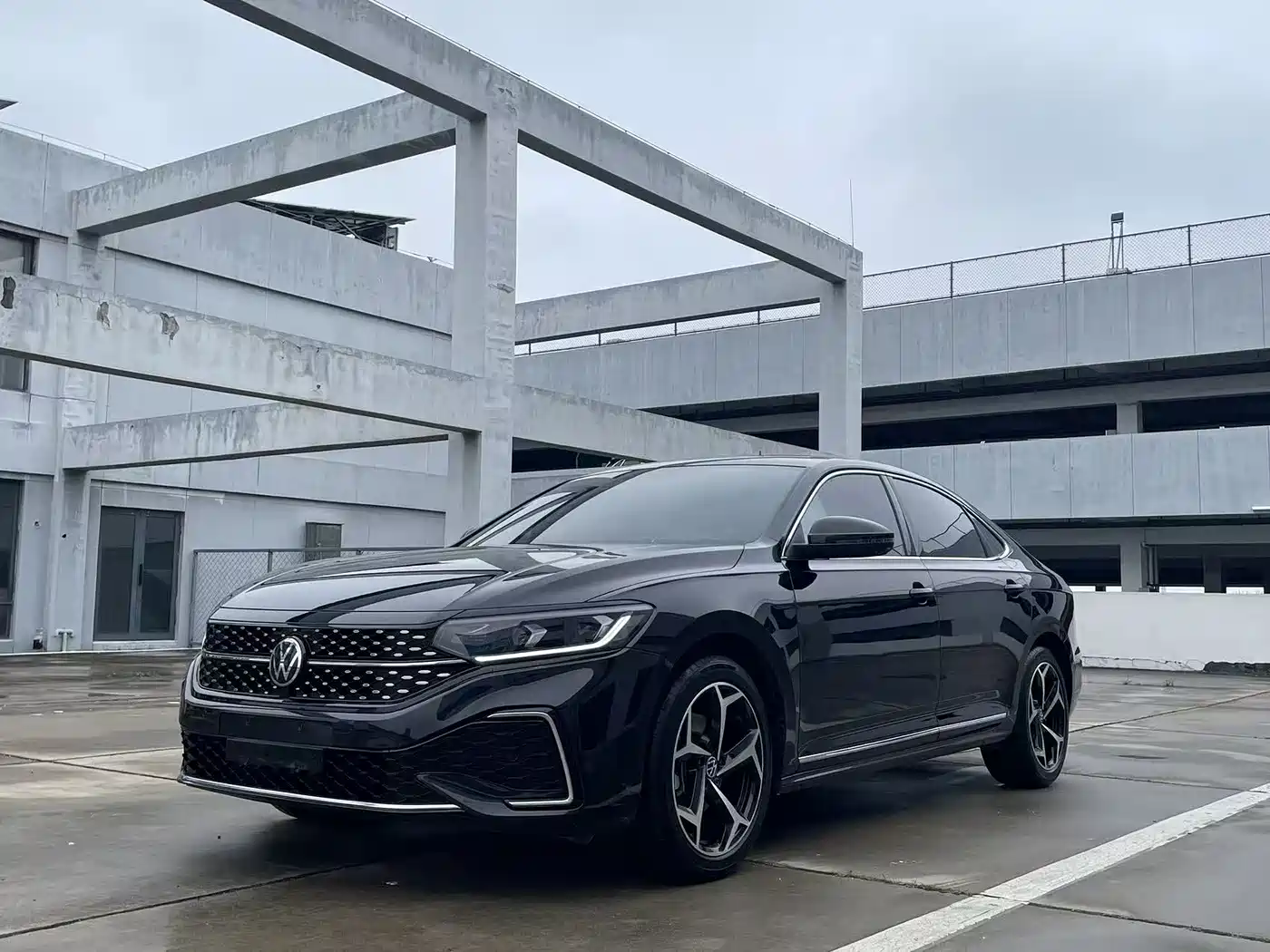 Volkswagen Passat 2025 Outstanding 380TSI Starlight Dragon Soaring Edition