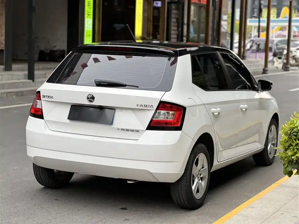 Škoda Fabia 2017 1.4L Auto Car Enjoy Edition фото 9