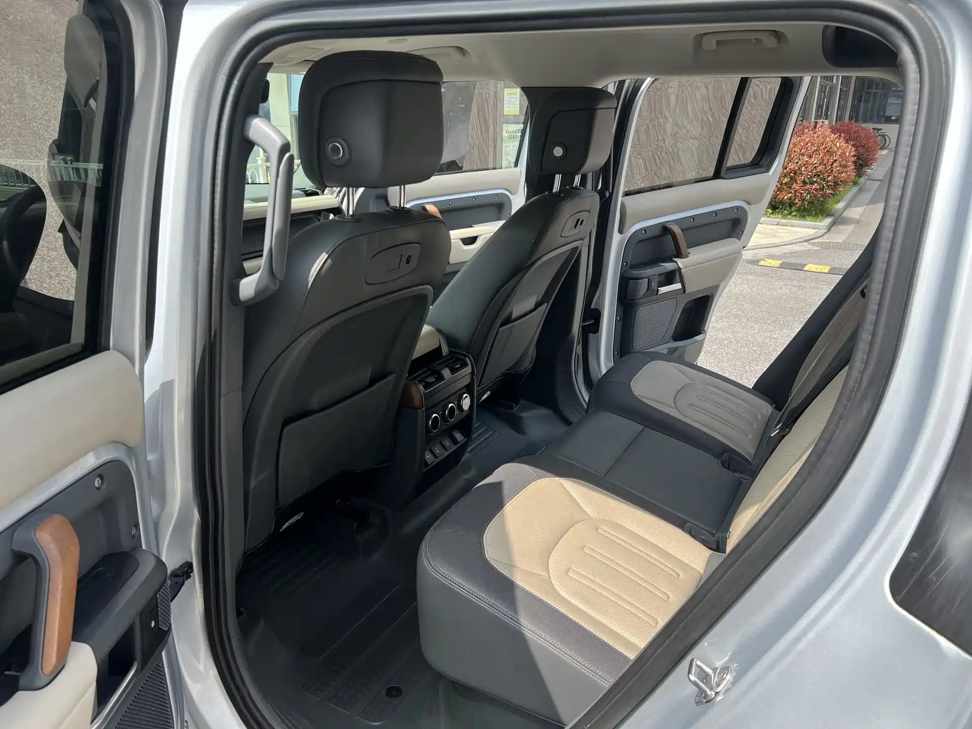 Photo 8 - Land Rover Defender