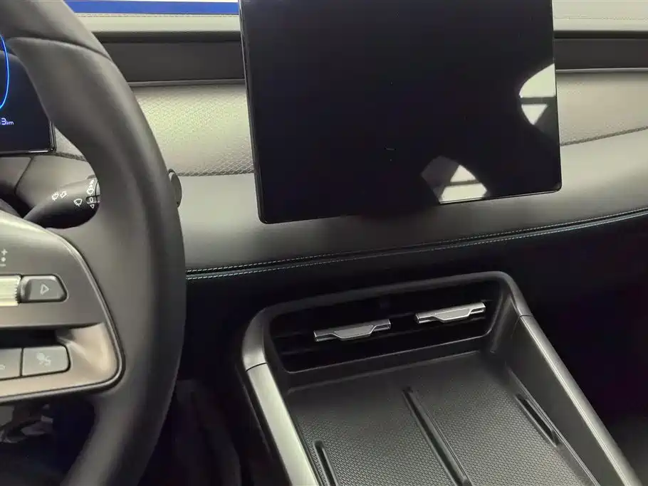 BYD Qin PLUS 2025 DM-i Smart Drive 55KM Leader фото 13