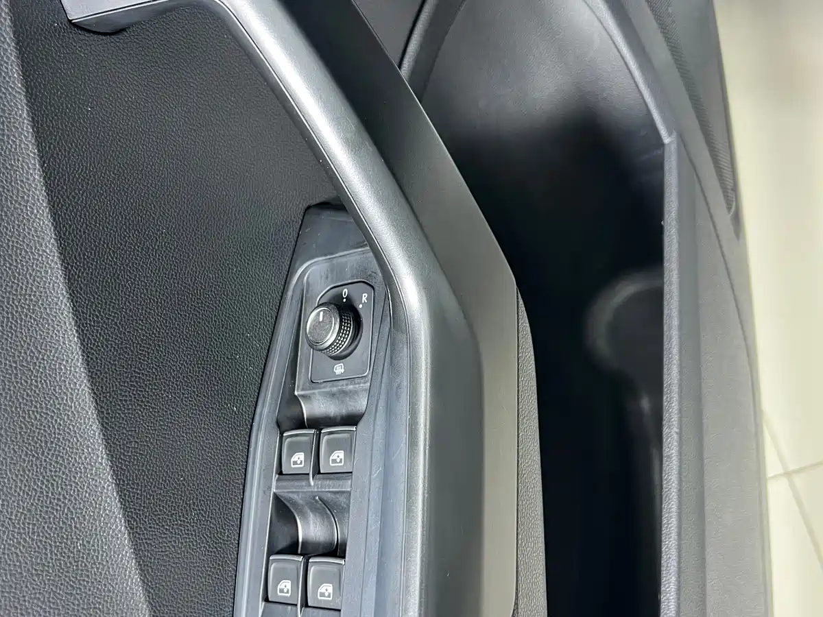 VOLKSWAGEN T ROC EXPLORING SONGS