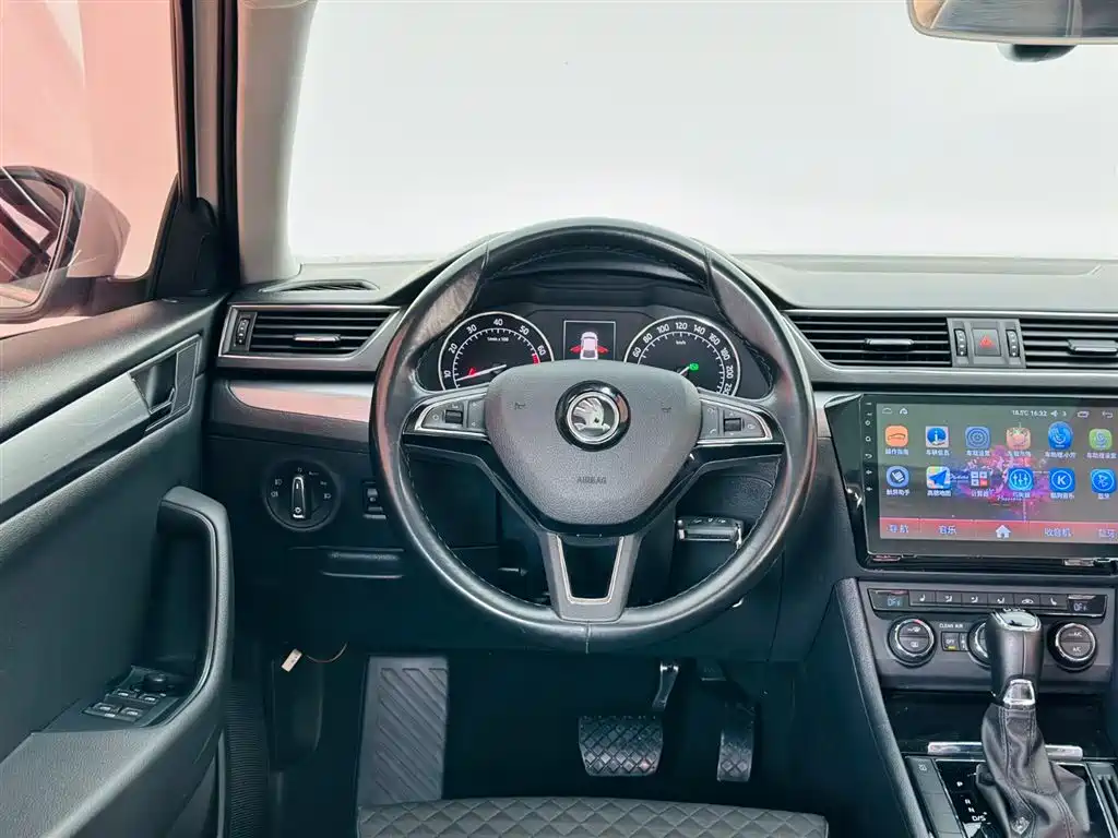 Škoda Superb 2016 TSI330 DSG Pioneer Edition фото 17