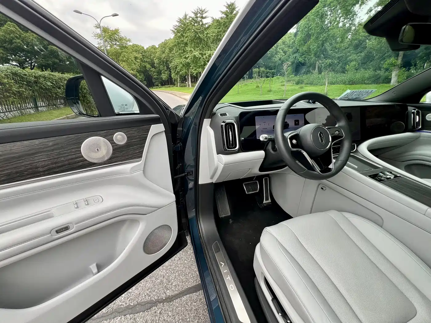 AITO Wenjie AITO M9 2024 Extended Range Ultra 42kWh 6-Seater фото 11