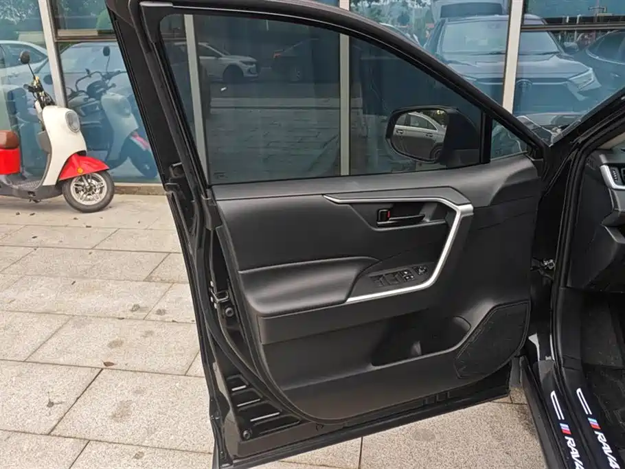 Toyota RAV4 Rongfang 2023 2.0L CVT 2WD Urban Edition фото 7