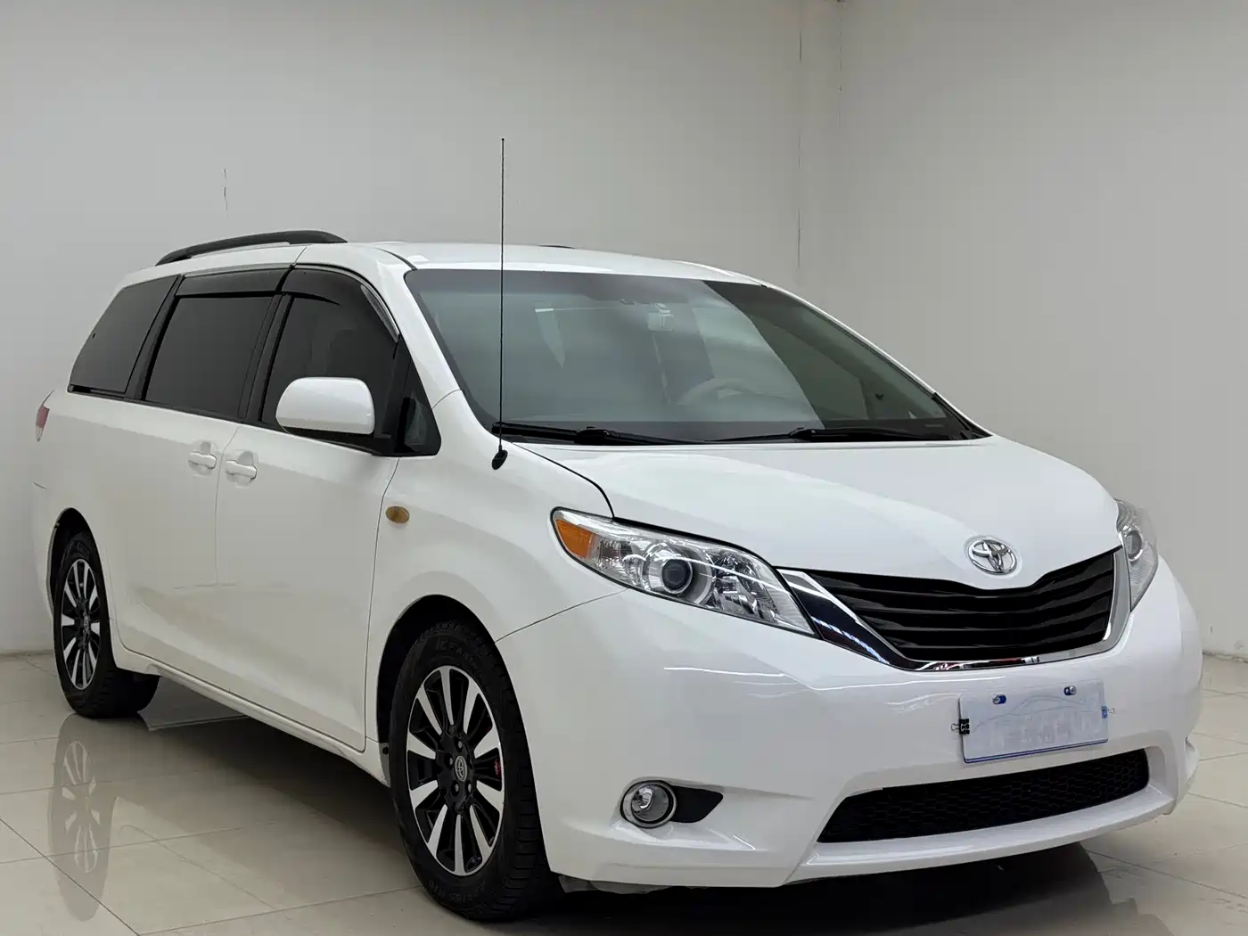 Toyota Sienna 2015 3.5L 4WD L фото 3