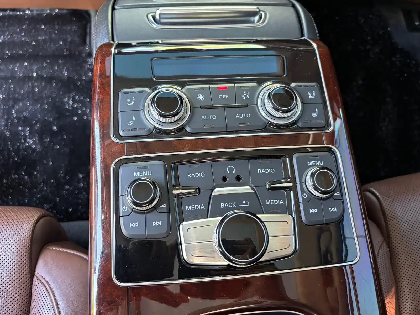 Photo 20 - Audi A8