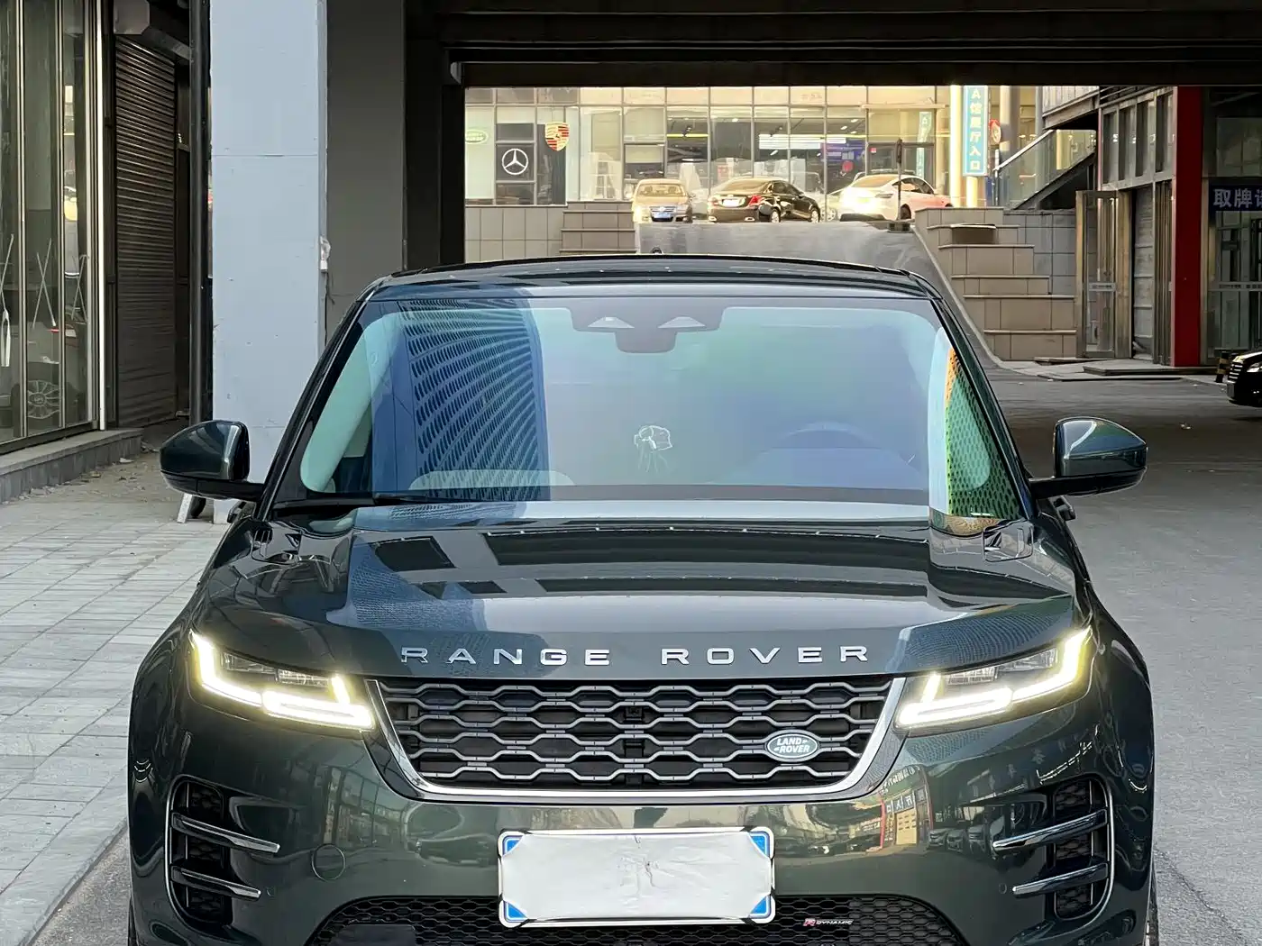 Land Rover Range Rover Evoque 2023 Range Rover Evoque L 249PS Luxury Edition фото 2