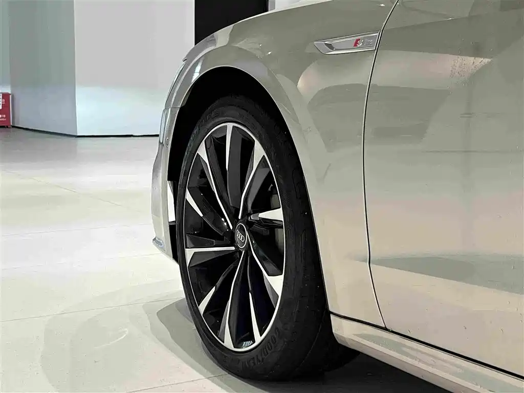 Photo 13 - Audi A7L