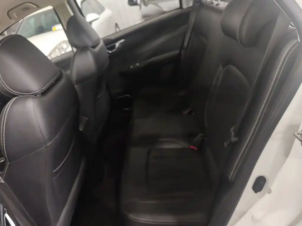 Фото 17 - Geely Vision X3