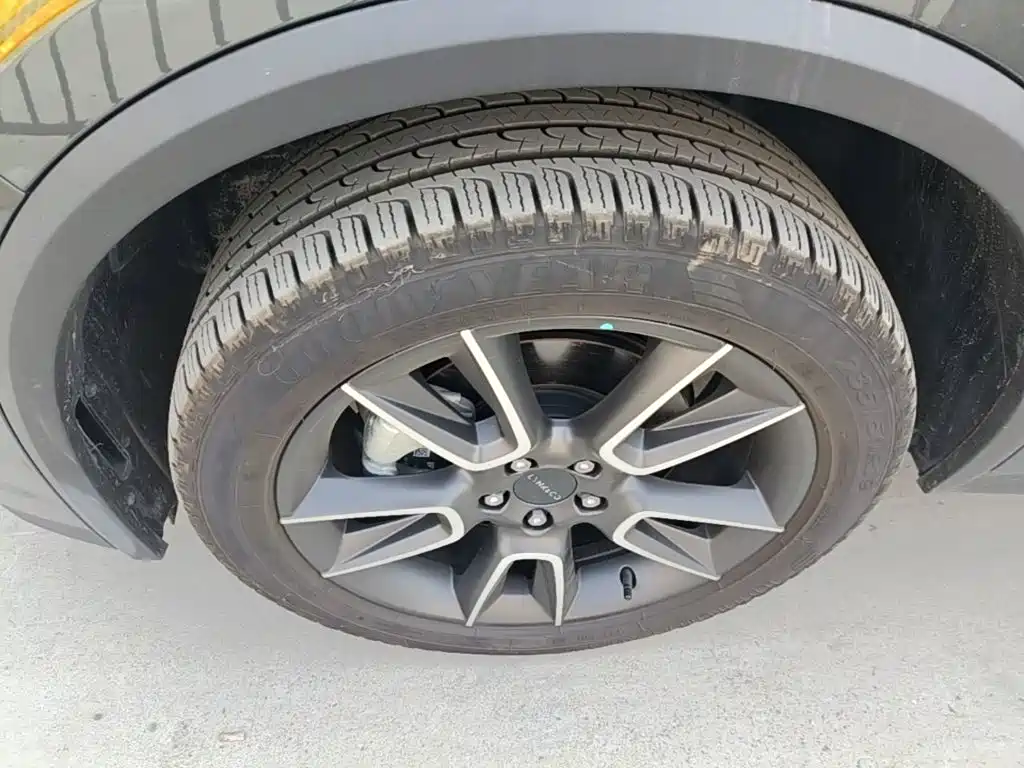 صورة 23 - Lynk & Co 01