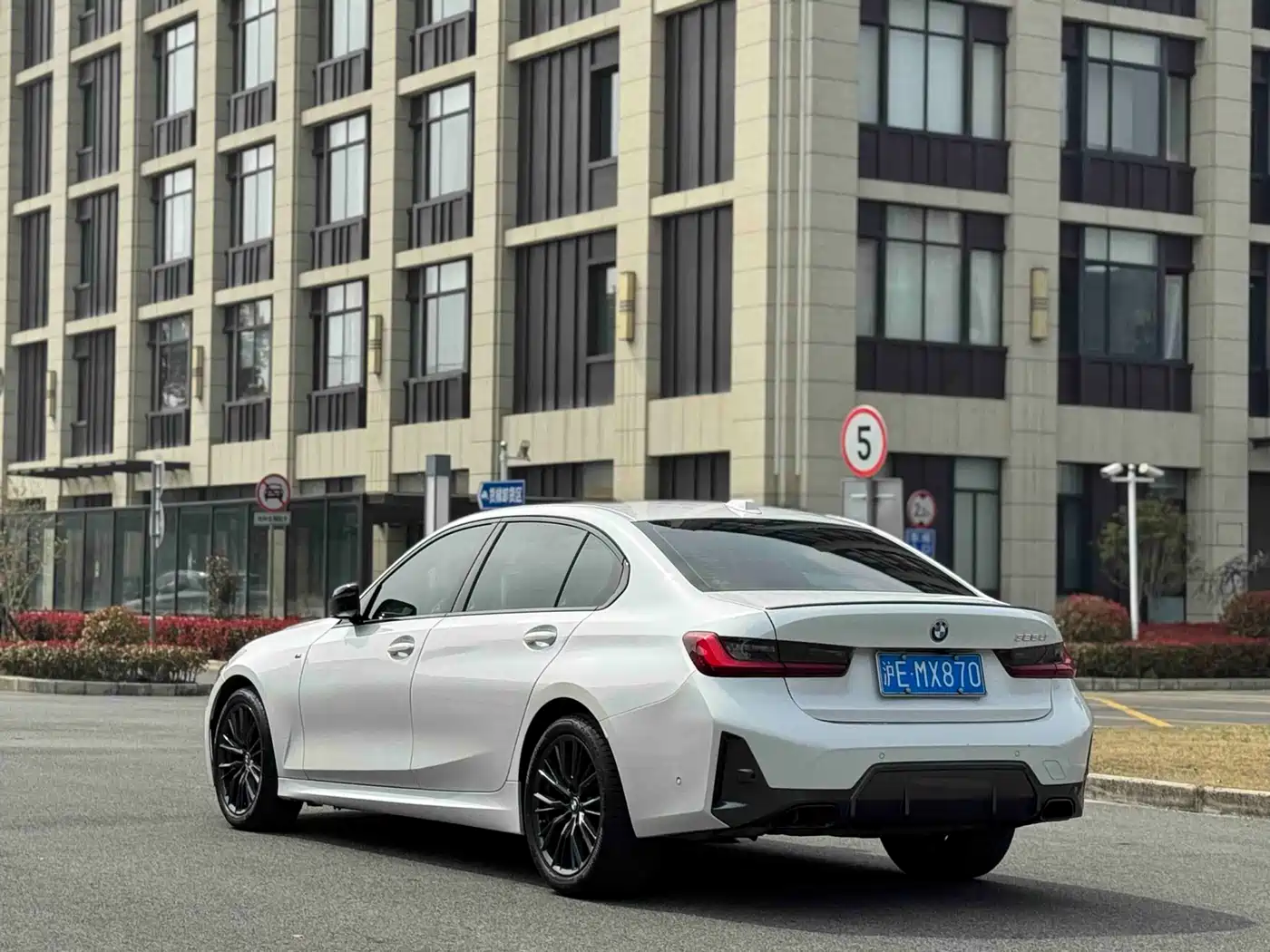 BMW 3 Series 2023 325Li M Sport Black Night Package фото 6