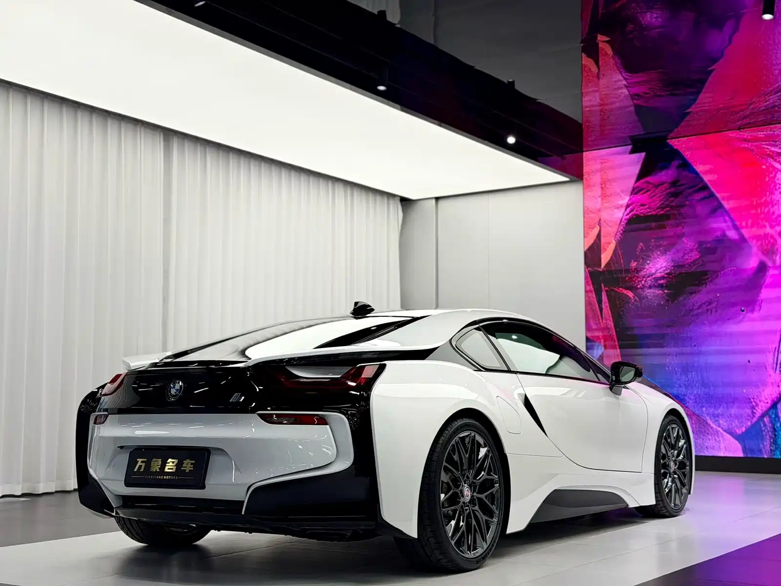Фото 14 - BMW i8