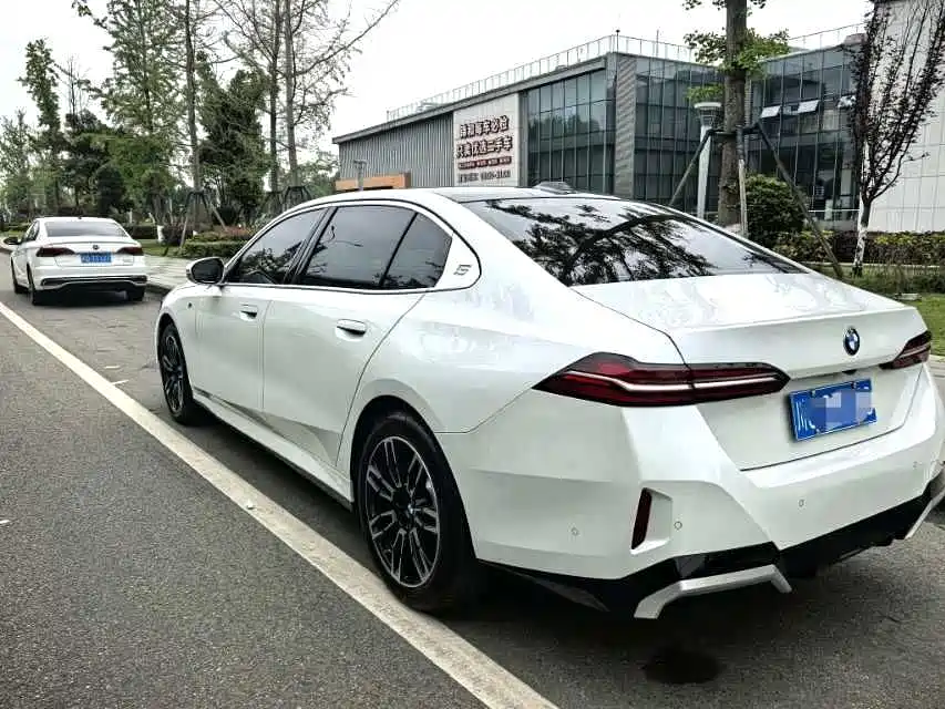 BMW 5 Series 2024 525Li M Sport Package фото 8
