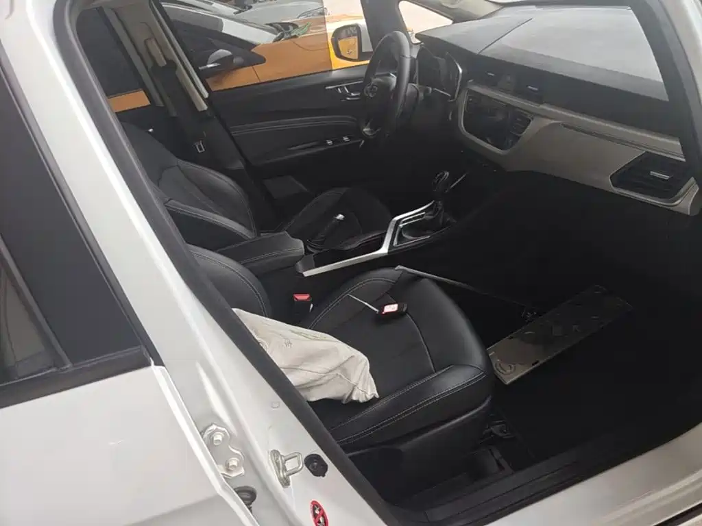 Фото 25 - Geely Vision X3
