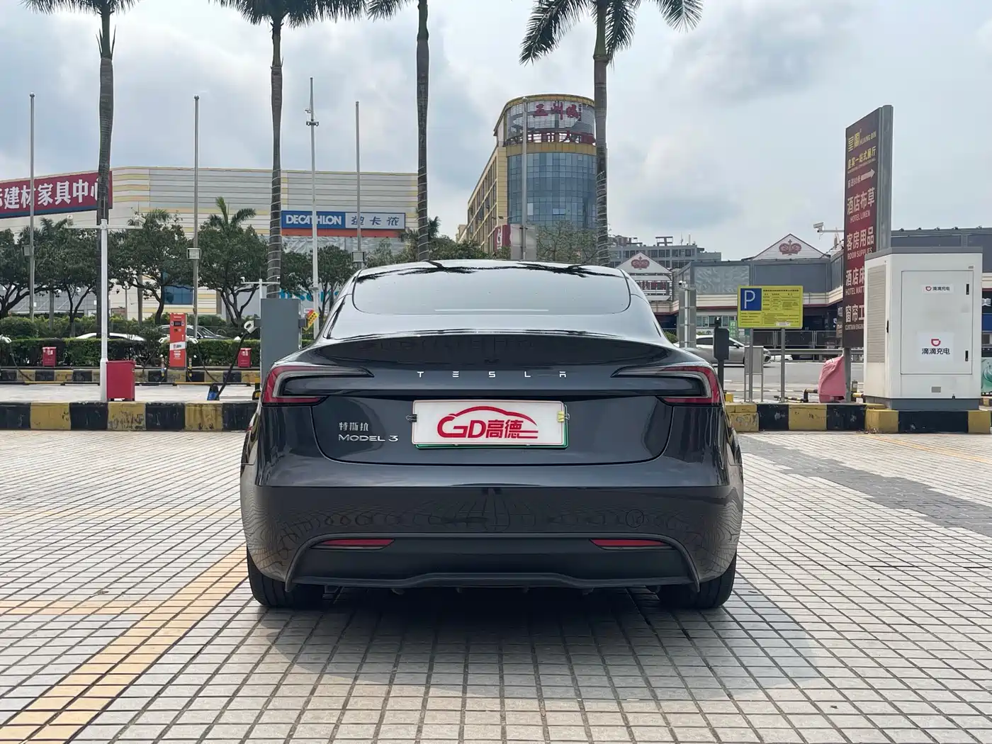 TESLA MODEL 3