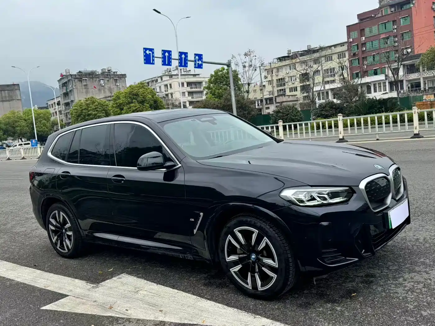 BMW iX3 2022 Leading Edition фото 3