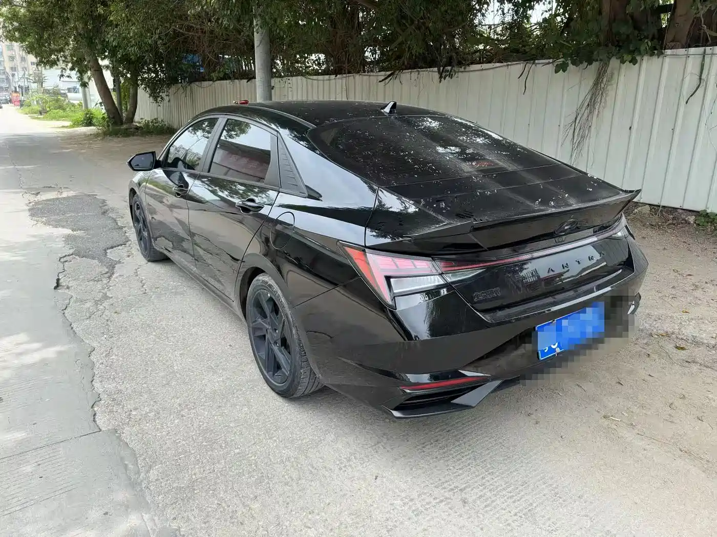 Hyundai Elantra 2022 1.5L CVT LUX Black Knight Limited Edition фото 3