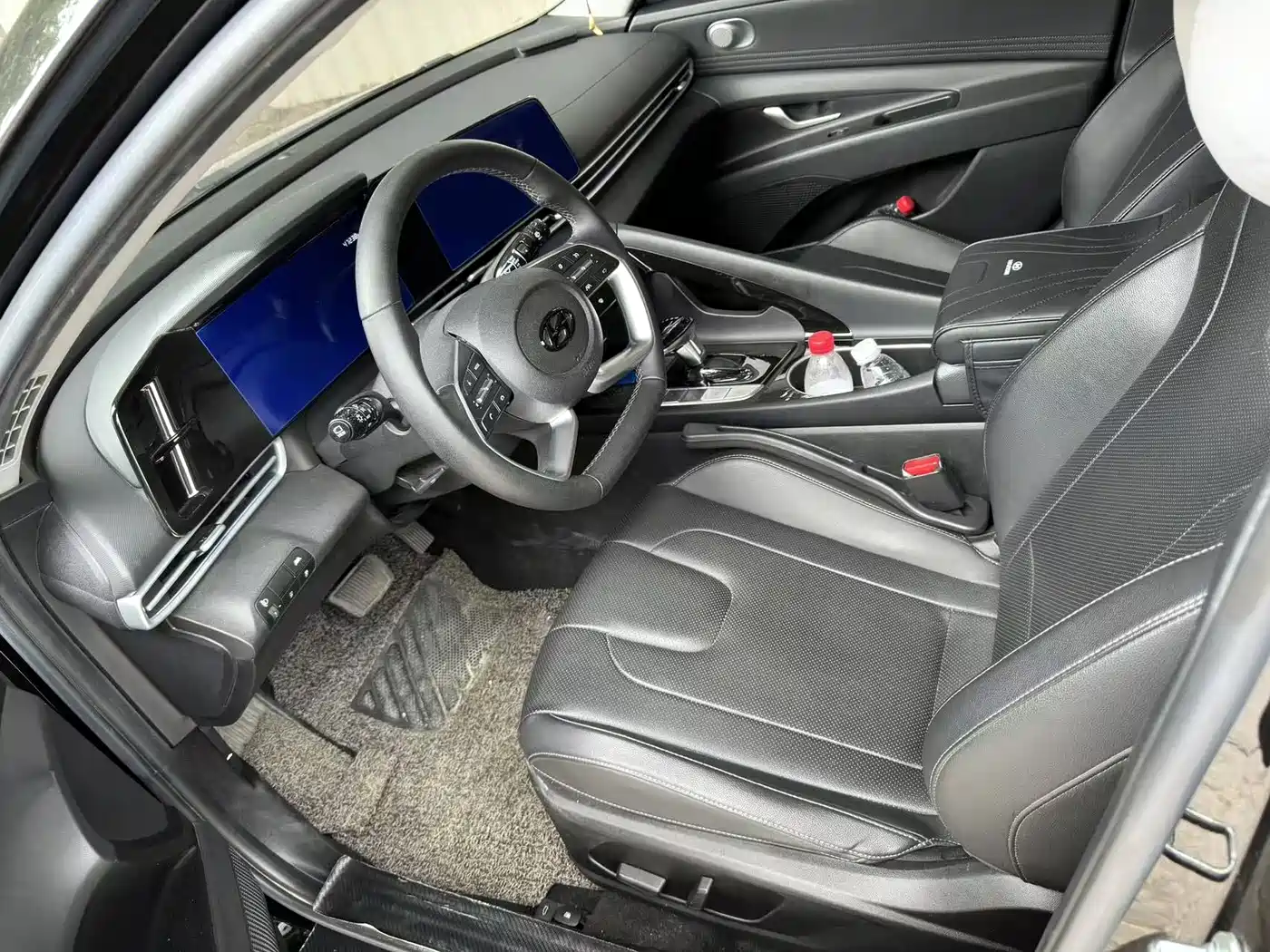 Hyundai Elantra 2022 1.5L CVT LUX Black Knight Limited Edition фото 7