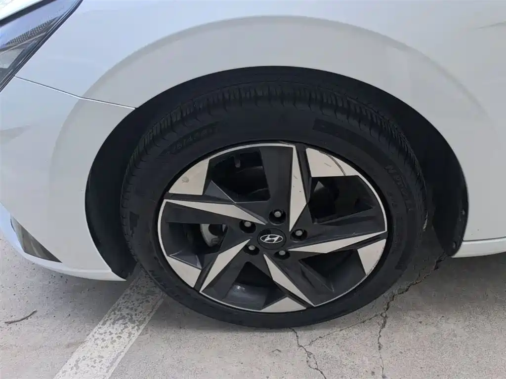 Hyundai Elantra 2021 1.5L CVT LUX Premium Edition фото 23
