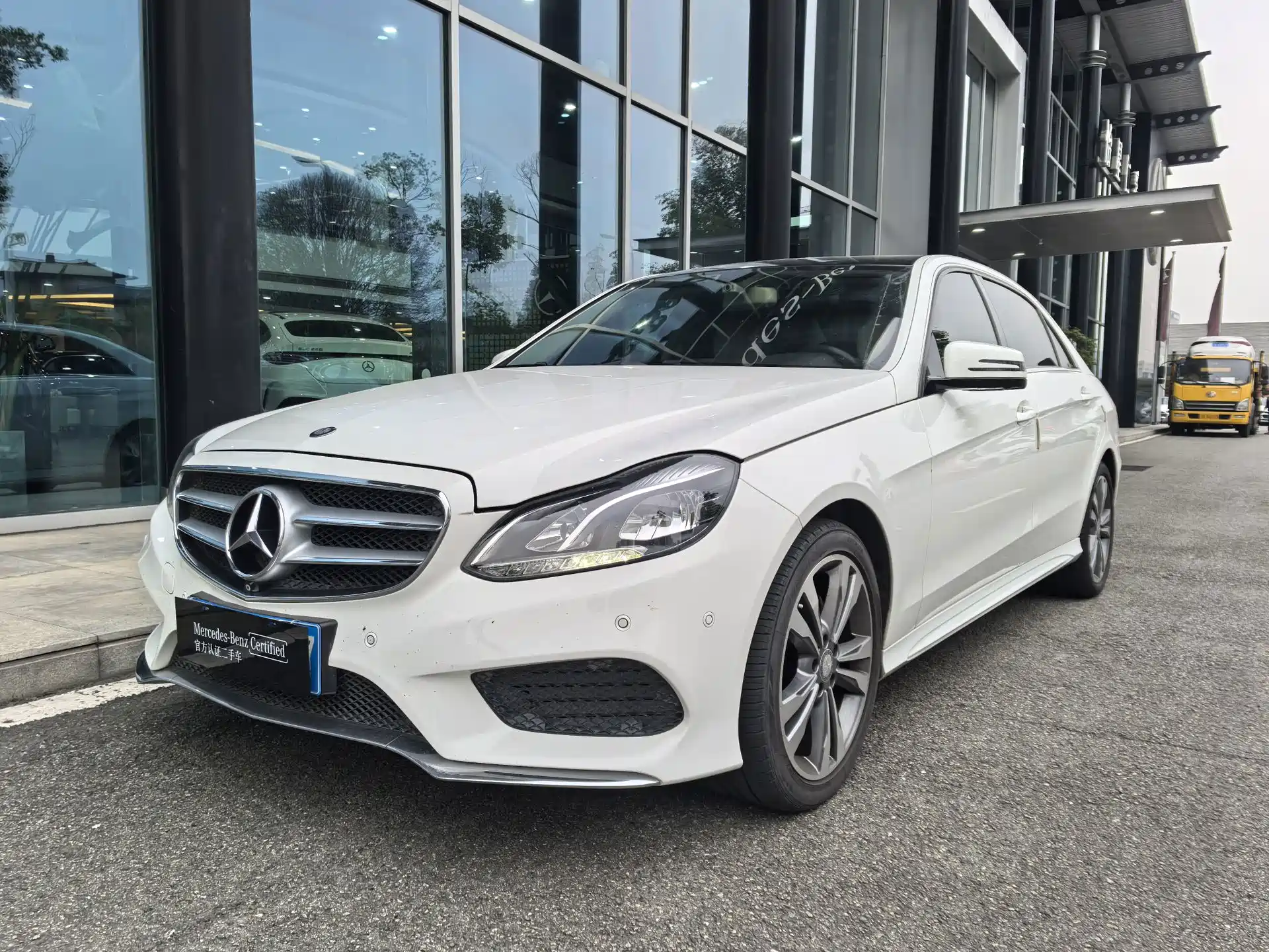 Фото 5 - Mercedes-Benz E-Class