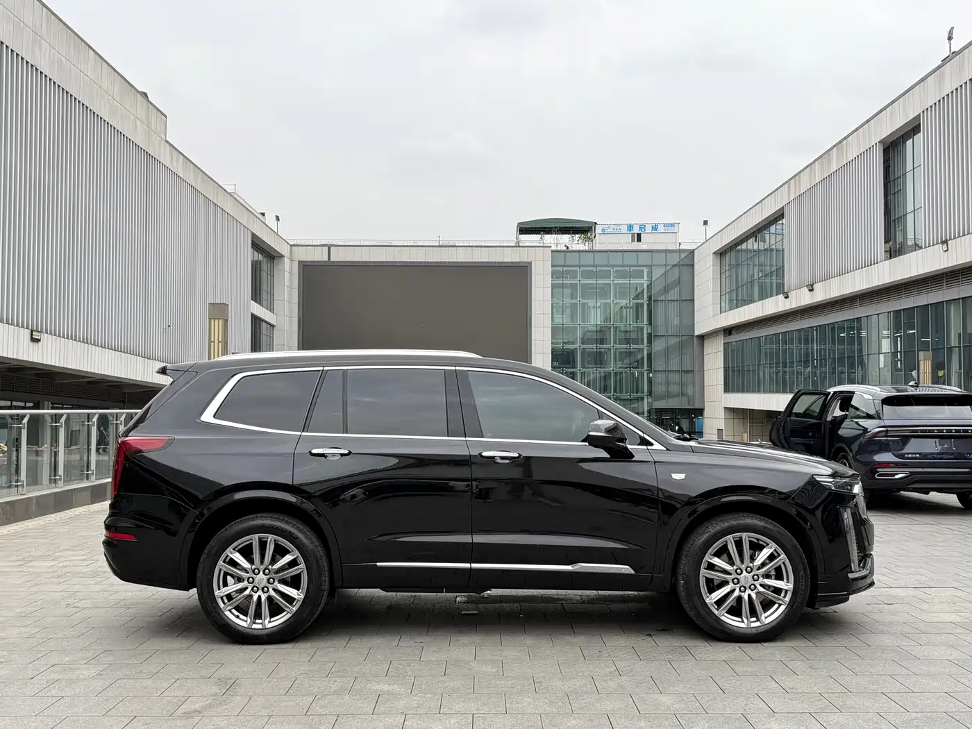 CADILLAC XT6