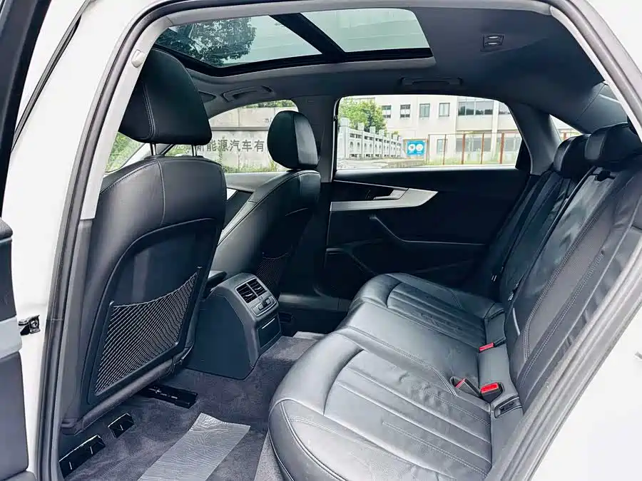 Photo 5 - Audi A4L