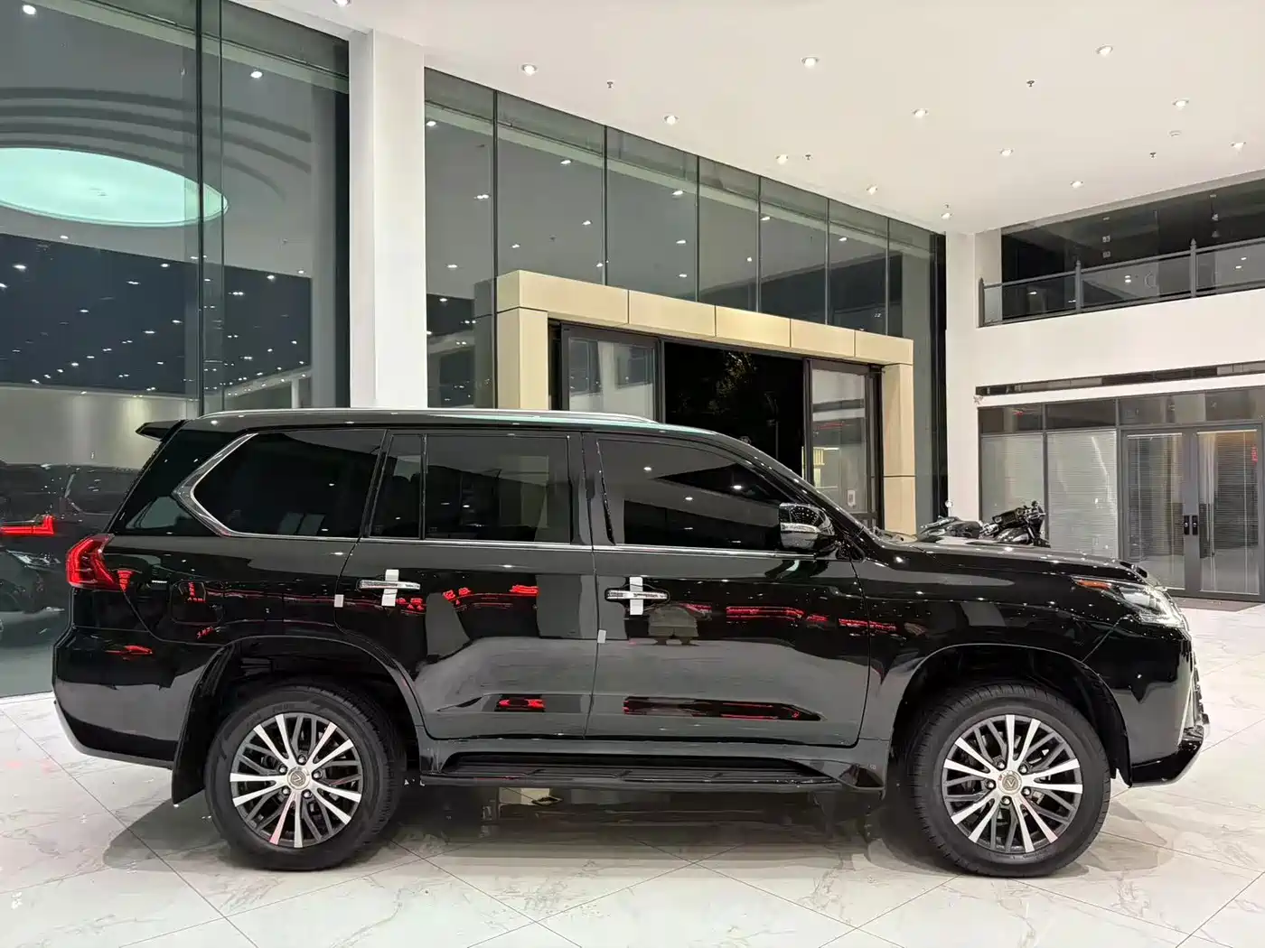 Фото 5 - Lexus LX
