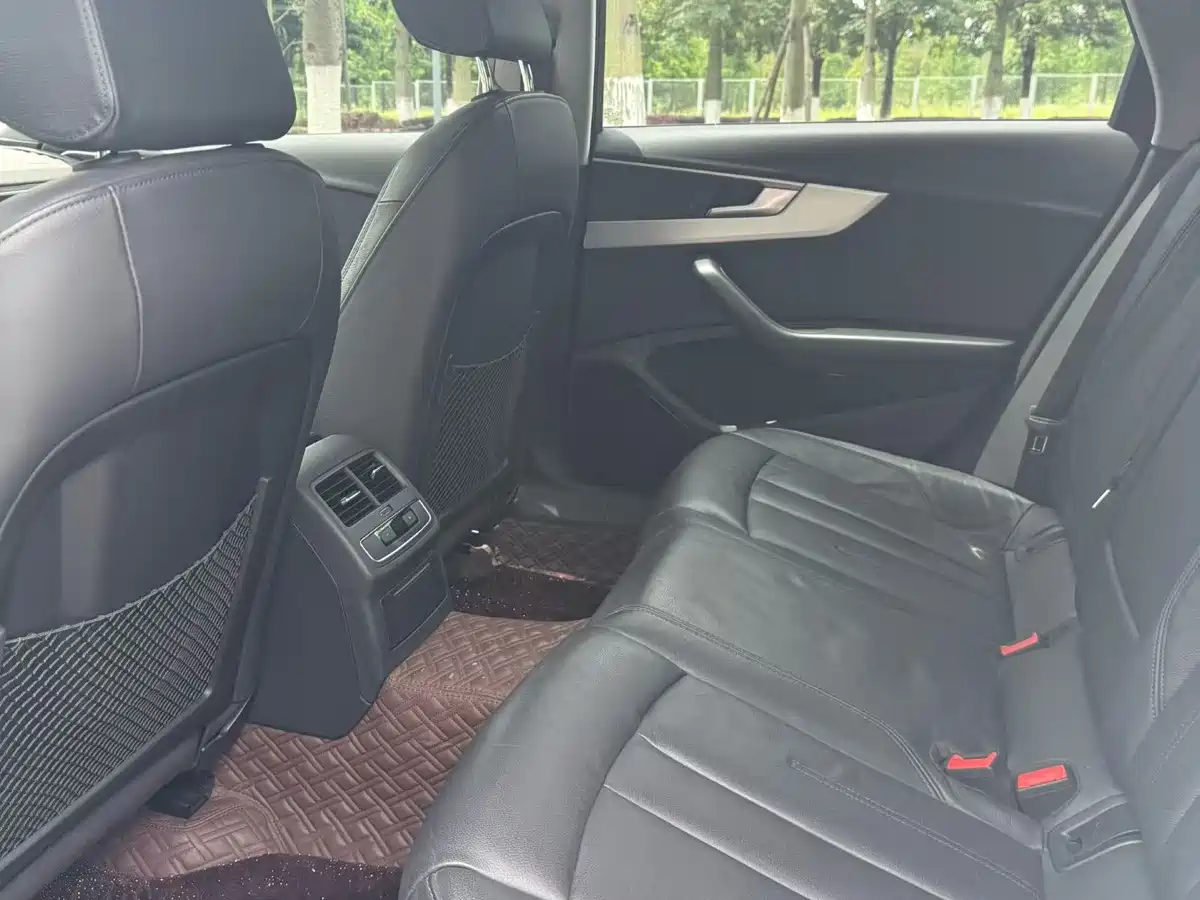 Фото 8 - Audi A4L