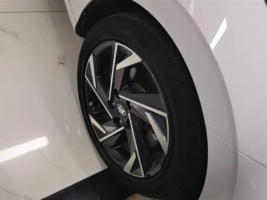 Hyundai Elantra 2021 1.5L CVT LUX Premium Edition фото 6