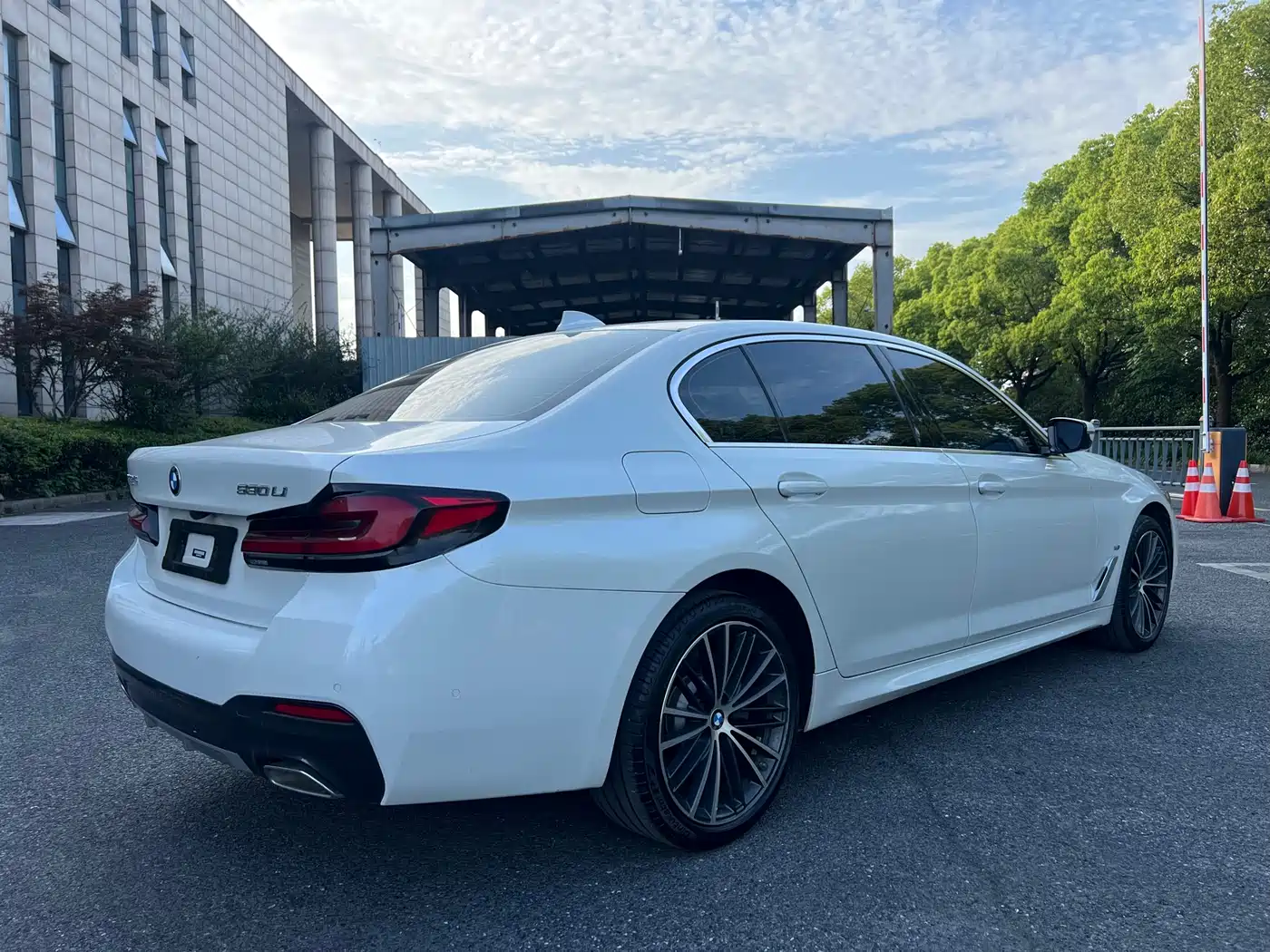 BMW 5 Series 2023 530Li Leading M Sport Package фото 8