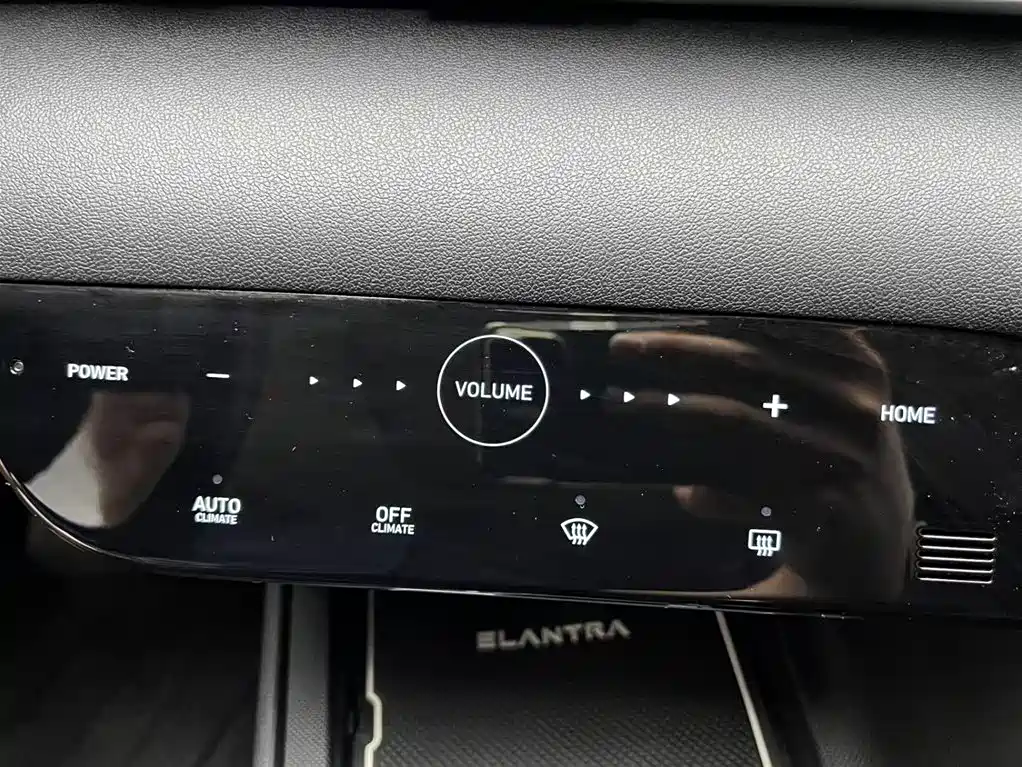 Hyundai Elantra 2021 1.5L CVT LUX Premium Edition фото 10