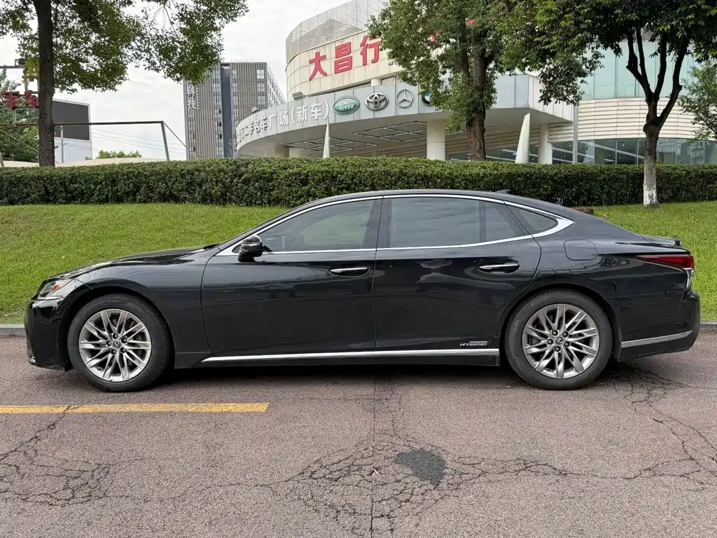 Фото 3 - Lexus LS