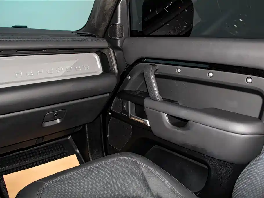 Land Rover Defender 2025 110 3.0T P400 -Dynamic HSE фото 25