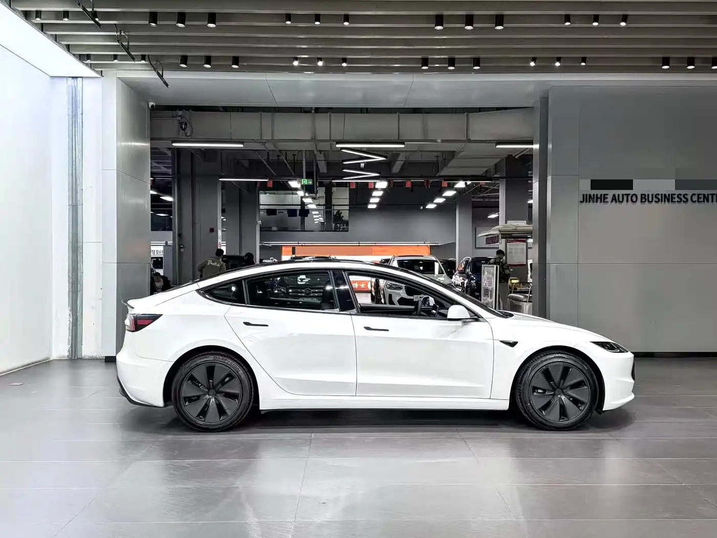 TESLA MODEL 3