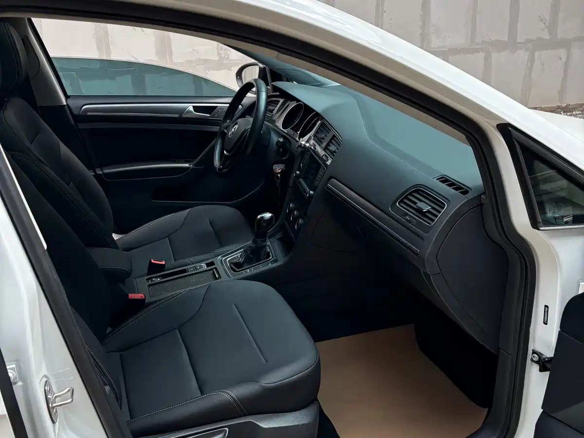 Volkswagen Golf 2017 230TSI Auto Comfort Millionth Anniversary Edition фото 14