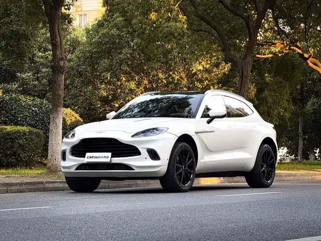 ASTON MARTIN DBX
