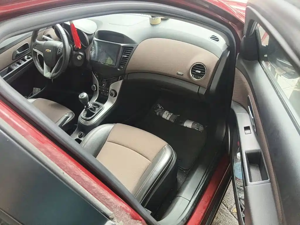 Chevrolet Cruze 2017 2013 Hatchback 1.6L Manual Luxury