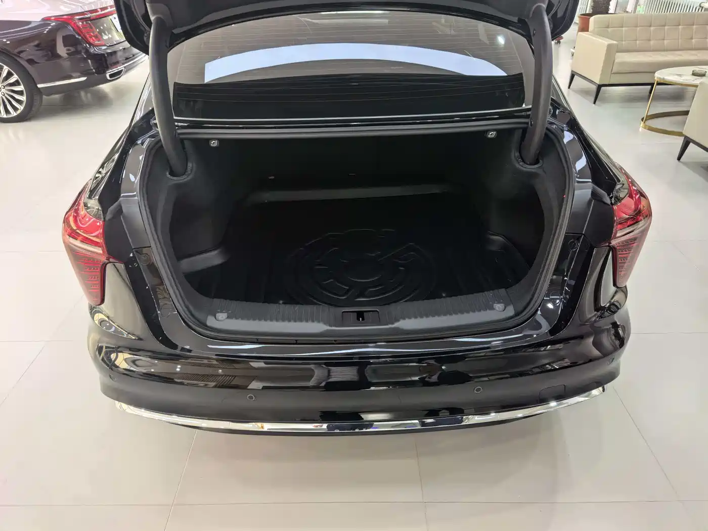 Hongqi H5 2025 2.0T Automatic Flag Celebration 500,000 Units Anniversary Edition фото 5