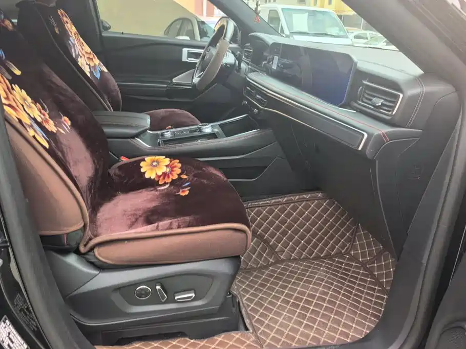 Photo 8 - Ford Explorer