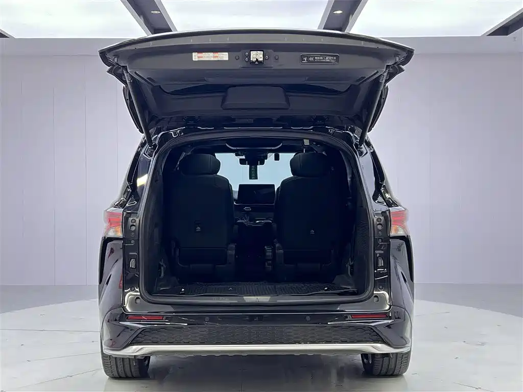Toyota Granvia 2022 Model Year 2.5L Hybrid Flagship Edition фото 12