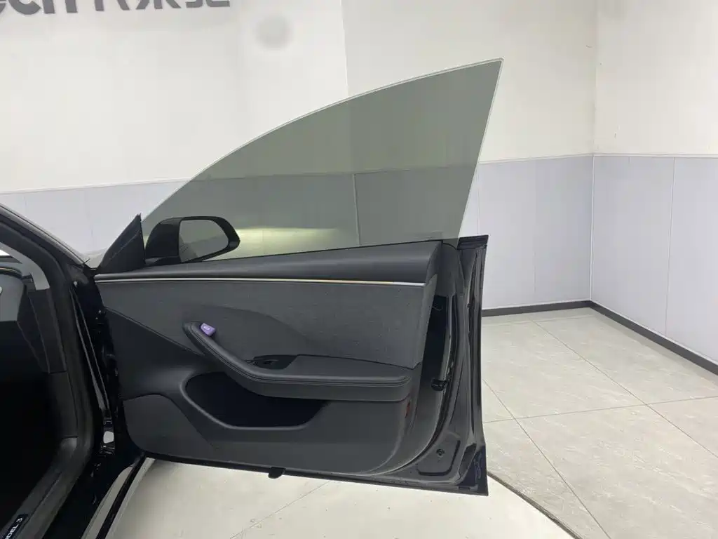 Фото 25 - Tesla Model 3