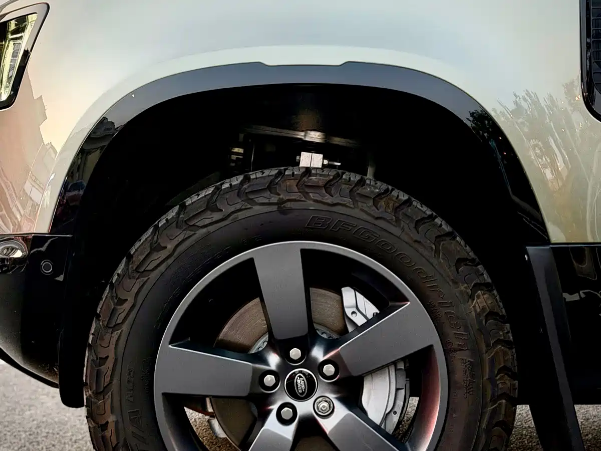 Photo 14 - Land Rover Defender