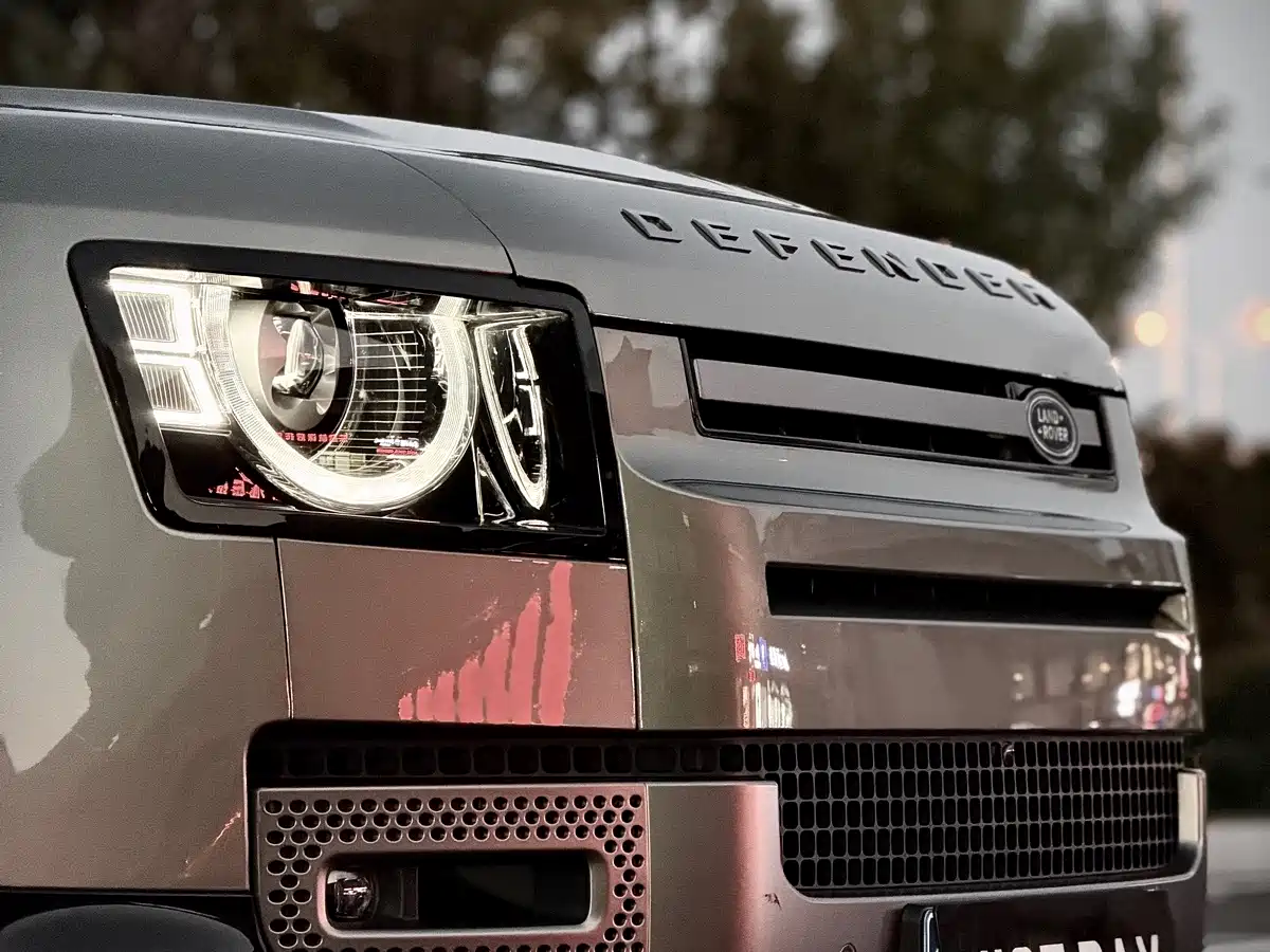 Photo 16 - Land Rover Defender