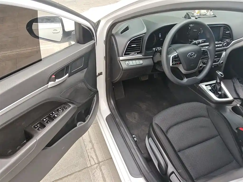 Hyundai Elantra 2016 Model 1.6L Automatic Smart Elite фото 16