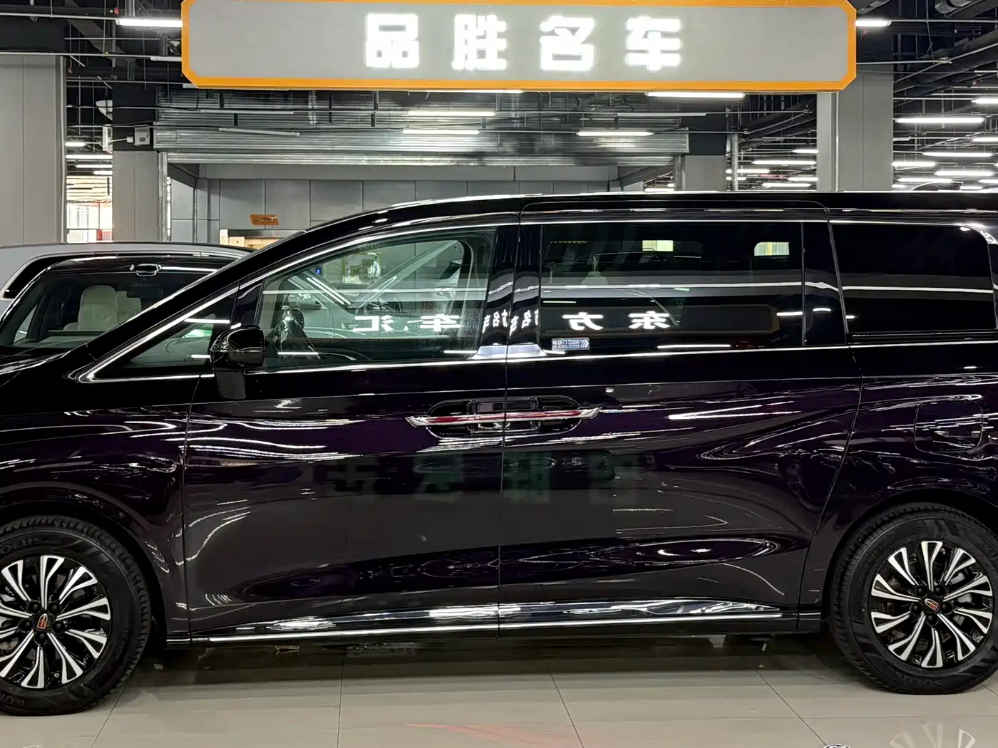 Hongqi HQ9 PHEV 2024 Model 2.0T AWD Luxury Edition фото 4