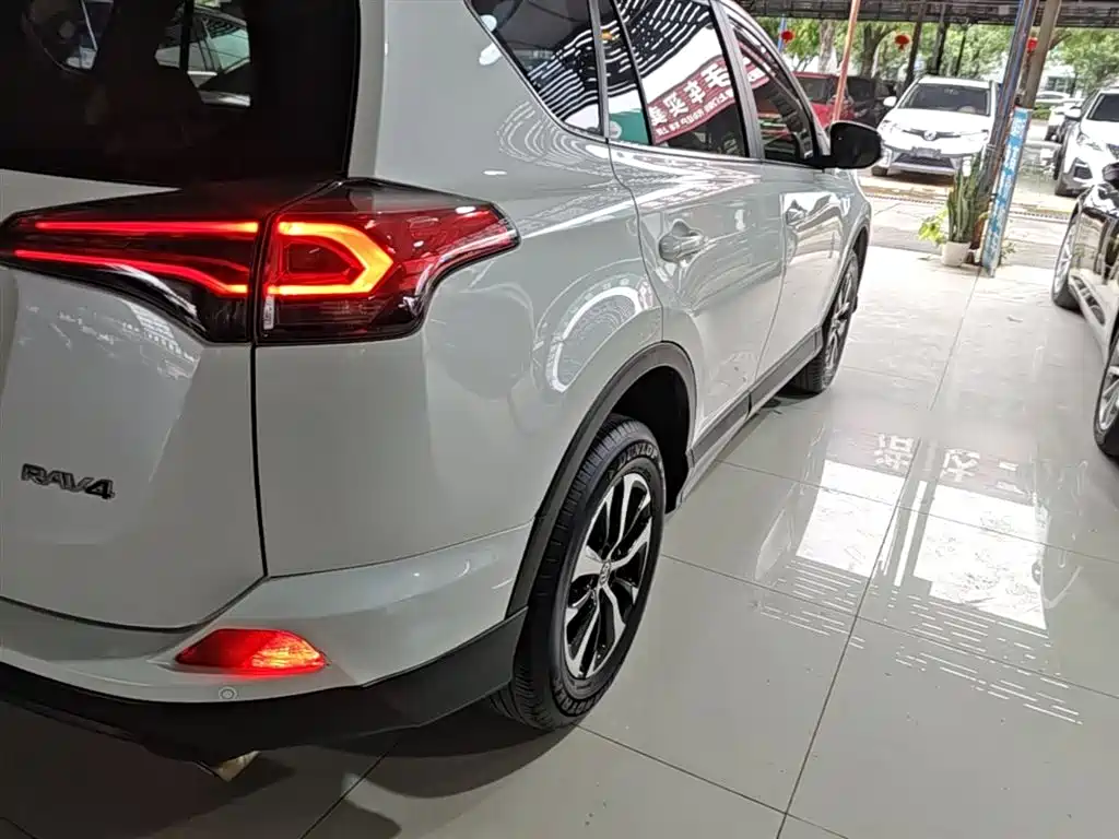Toyota RAV4 Rongfang 2016 2.0L CVT 2WD Urban (China V) фото 8