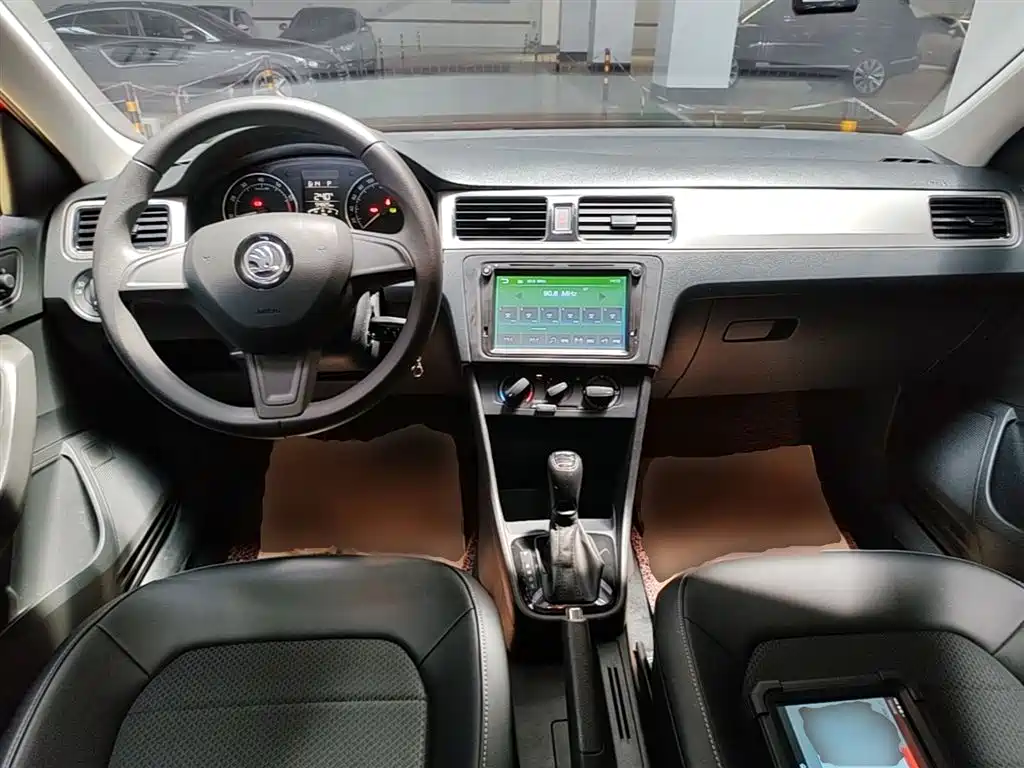 Škoda Skoda Rapid Spaceback 2016 Facelift 1.6L Automatic Innovation Edition фото 10
