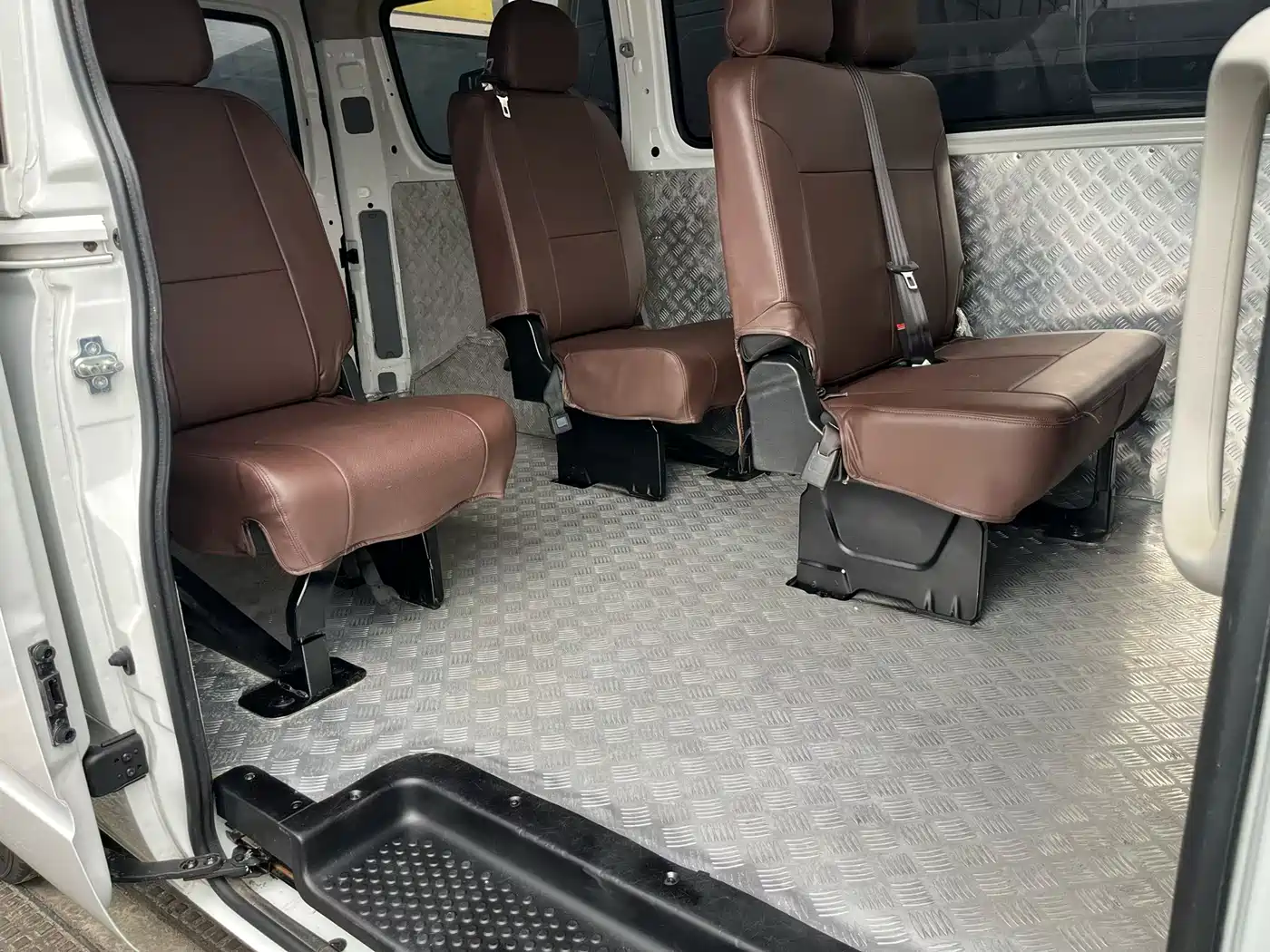 SAIC Maxus Xintu V80 2021 2.0T Manual Classic Aoyuntong 139PS Medium Wheelbase Medium Roof 6/7/8/9 Seater фото 6
