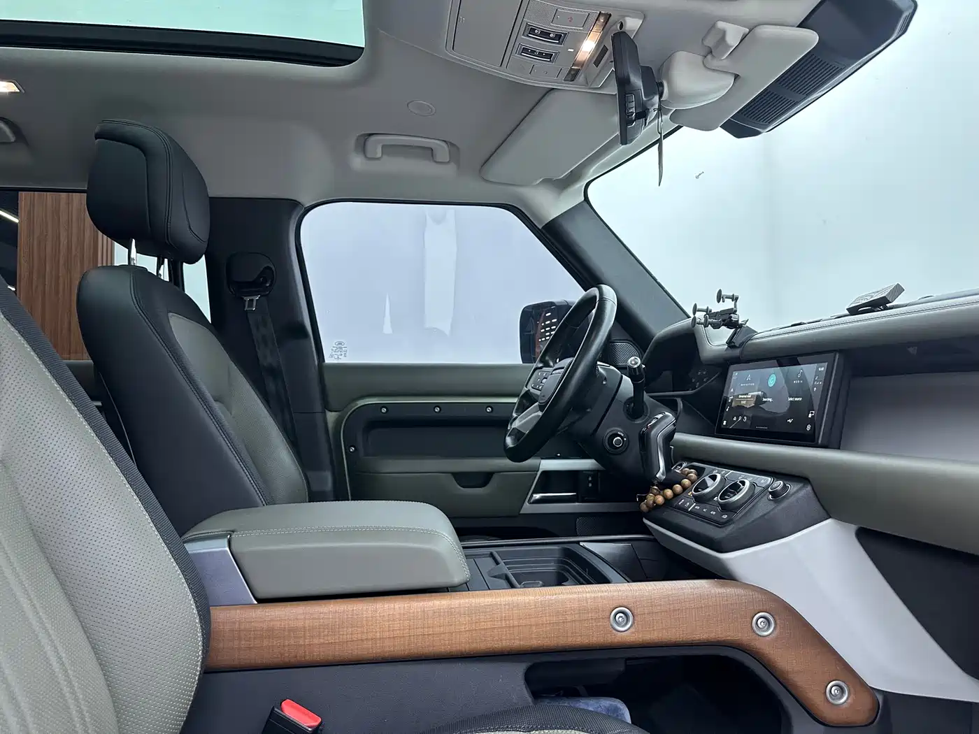 Land Rover Defender 2020 Model 110 P400 HSE фото 14
